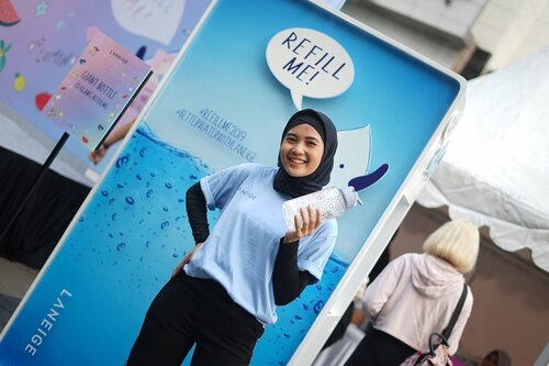 Serunya hari ini ikut campaign Refill Me dari Laneige Indonesia . Jadi campaign ini ditujukan buat ngajak kita2 buat kasih perhatian melalui donasi pembelian produk yang nantinya bakal disumbangin melalui Aksi Cepat Tanggap ke daerah yang krisis air di Tahun 2019. Jadi campaign ini penting banget, sehari-hari aja kita susah kurangin penggunaan air kan, gimana dengan orang yang ada di daerah krisis air ?Yuk ikutan juga, selain ada event ini, nantinya tanggal 12-17 November bakal ada rangkaian acaranya Laneige di Mall Kota Kasablanka, coba mampir ya!! @laneigeid @clozetteid #RefillMe2019 #BetterWaterWithLANEIGE #ClozetteID