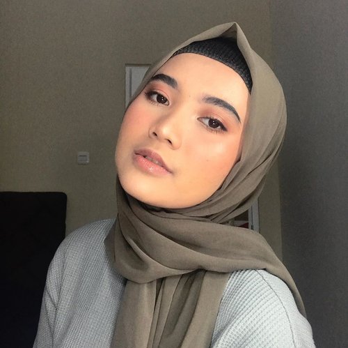 Jadi upload tutorial ini enaknya kapan ? ..*leher jangan ikutan pegel liat foto ini 🙃..#clozetteid #berrymakeuplook #makeuplooks #indobeautygram #indobeautysquad #indobeautyvlogger #hijabbeauty #glowingmakeup #makeupjakarta