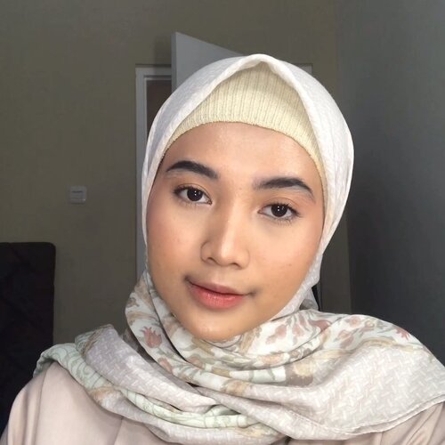 Mau ngabuburit? Mau nongkrong sama genk ? Mau ketemu calon mama mertua ? Kupersembahkan makeup natural untuk kalian ❤️❤️ Primer : @blithecosmetic Pressed serum Crystal IceplantSponge : @aksibeauty Concealer : @tartecosmetics shape tape concealer - 37G Med-tan Golden@maybelline Instant Age Rewind - MediumPowder : @blpbeauty -Medium BeigeBronzer : @catrice.cosmetics Sun Matt Bronzer-030 mediumBlush : @blpbeauty - SunsetHighlighter: @beccacosmetics Shimmering Skin - OpalMascara : @esteelauderid Sumptous Bold Volume - BlackEyebrow : @zoyacosmetics Pencil - Black @wardahbeauty Instaperfect Concealer - 01 LightLips : @blpbeauty Lip stain - Heather Peach@makeoverid Color stick - Skye @moart_id_official Velvet Lip Tint - V6 Velvet Taupe #makeuptutorial #naturalmakeup #indobeautysquad #indobeautygram #indovidgram #clozetteid