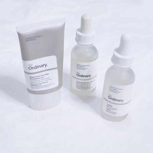 [#JessicaAliciasFaves] Mungkin agak telat dikit, tapi aku lega banget Deciem nggak jadi tutup! Karena The Ordinary ini salah satu brand skincare yang aku suka 😭 anyway, disini aku mau sharing beberapa skincare @deciem The Ordinary yang aku punya..💎Magnesium Ascorbyl Phospate 10% - lotion yg fungsinya mencerahkan kulit dengan vitamin C, tapi bukan pure vitamin C kayak L-ascorbic acid. Ph nya lebih stabil dan nggak bikin kulit cekit2, tp pastinya ga sengefek pure vitamin C. Aku suka sih, kalo dipakai sama niacinamide efeknya lumayan oke. Cuma ini bisa “peeling” kayak daki gitu loh, jadi biasanya aku pakai waktu malem..💎Niacinamide 10% + Zinc 1% - serum yang fungsinya buat mengontrol minyak, pori2, dan mencerahkan. Teksturnya sedikit lengket sih nggak kayak air gitu, tapi bakalan meresap ke kulit dan nggak bikin kering. Biasanya aku pakai ini sebelum MAP tadi di malam hari, soalnya dia agak “peeling” juga..💎”Buffet” - ini namanya unik sendiri ya, beda ama yang lain. Buffet ini multi-technology peptide serum, yang lebih ke anti-aging dan meremajakan kulit. Aku memang belum butuh2 amat sih produk anti-aging, tapi Buffet ini juga oke banget buat melembapkan, healing, dan bikin kulitku lebih “plump”. Kyk misal kalau kulitku kerasa capek kusam kering gitu, aku pakai ini dan besoknya kayak hidup kembali 😂.Kalian punya produk dari The Ordinary nggak? Paling suka yang mana? Comment down below, because I would love to try more 😆💕....#jessicaalicias #jessicaaliciasreview #clozetteid #theordinary