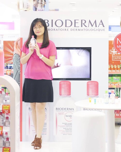 Siapa yang ngefans sama Micellar Water angkat tangan! 🙋🏻🙋🏻🙋🏻
.
Seperti yang sempat aku post sebelum ini, Bioderma officially launched their products at Guardian all over Surabaya 💕
Pengalaman mengikuti @bioderma_indonesia Launching Event di Surabaya with @sbybeautyblogger sudah dipublish di blog,
JESSICAALICIA.COM
Atau klik link di bio 👌🏻 thank you!
.
.
.
.
#sbbxbioderma #biodermaxguardian #biodermainsby #biodermaindonesia #sbybeautyblogger #jessicaalicias #clozetteid #beautybloggerid