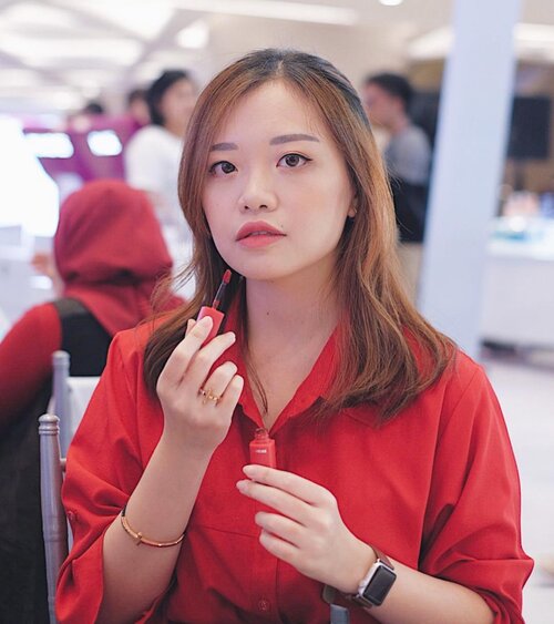 Yesterday’s fun at @laneigeid #UnleashYourBeauty 💕 kemarin aku dan temen2 @sbybeautyblogger ikutan event Makeup Class with @elisahanmua! Kita nyobain skincare dan makeupnya Laneige, termasuk lippies terbaru mereka yaitu Tattoo Lip Tint 💋.Tattoo Lip Tint ini finishnya smooth dan velvety gitu, nggak kering, pigmented dan tahan lama ☺️ kemarin pas nyoba aku suka banget sampe akhirnya beli deh 🤣 warnanya banyak tapi favoritku yang Acai Bowl Red ❤️.Jangan lupa mampir ke Laneige di Atrium TP 6, kalian bisa nyoba produk2 Laneige langsung disana, skin check, dan banyak photo spot yang lucu juga 😆 cuma sampai besok tanggal 31 Maret!....#jessicaalicias #jessicaaliciasevent #laneigexglitzmediaco #tattooliptintid #waterbankid #luminousbeauty @glitzmediaco #sbbxlaneige #sbbevent #sbybeautyblogger