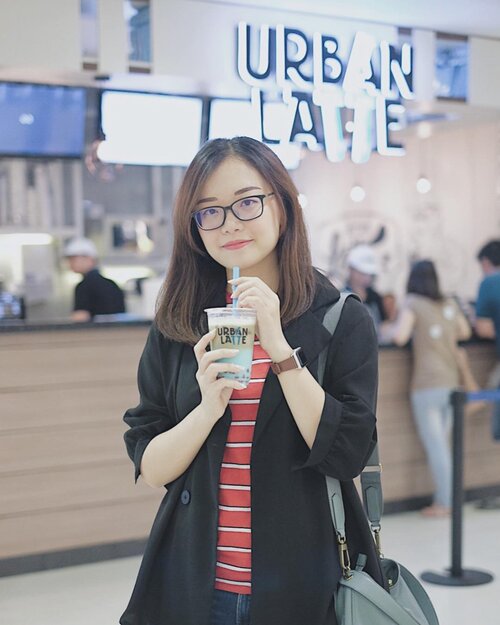 Just tried “Cloud 9 Latte” from @urbanlatteid and I’m literally on cloud nine ❤️☁️.Ada tempat ngopi baru nih di @tunjungan_plaza namanya Urban Latte ☕️ Tadi aku nyobain minuman colorful layered lattenya (swipe to see!) Karena aku ga suka terlalu manis, aku minta less sugar dan rasanya pas! 👌🏻 Selain yang ini, ada juga classic drinks kayak black coffee, coffee cream, atau tea for non-coffee person 🙆🏻‍♀️.📍Tempatnya di Tunjungan Plaza 1 lantai 1, unit 56-57.Oh iya, disana lagi ada banyak promo, ada GoPay 50%, promo BRi (Get 2 special Price Rp.12.300 with BRIZZI/Debit or Rp. 123 with myQR) dan Mandiri (buy 2 get 3 with Mandiri Debet or Disc up to 50%) Mandiri Fiestapoin *T&C Apply....#YOURDAILYROUTINEISHERE #sbybeautyblogger #sbbevent #jessicaalicias #collabwithjessica #jessicaaliciasootd #ad #clozetteid #coffee☕