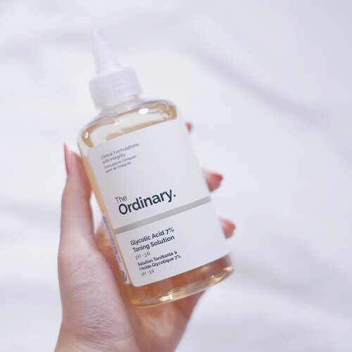 Lagi nyoba produk ini dari The Ordinary, Glycolic Acid 7% Toning Solution ✨.Sesuai namanya, ini chemical exfoliator α-hydroxy acid (AHA) yang berfungsi untuk memperbaiki tekstur permukaan kulit kayak bekas jerawat, kulit kusam, dan mengangkat sel kulit mati..Aku udah lumayan sering sih pakai produk AHA kayak KraveBeauty Kale-Lalu-yAHA, tapi ini yang % nya paling tinggi sejauh ini. Kerasa sih, produk ini waktu dipakai terasa cekit-cekit gitu. Tapi besok paginya kulit langsung mulus cling 🤣👌🏻 karena ini persentasenya lumayan, dianjurkan maksimal sehari sekali. Aku mungkin pakainya seminggu 2 kali ajalah, tak kuat kulitku pakai ini tiap hari 😂....#jessicaalicias #jessicaaliciasreview #clozetteid #theordinary