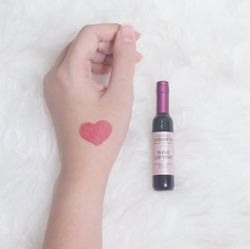 I’ve been using this Chateau Labiotte Wine Lip Tint for a while 🍷
What is it? It’s a lip tint that contains wine extract for a stronger moisturizing and covering effect. The best part, the packaging looks like a wine bottle! 🍾
.
Do I love it? Or do I hate it? Read my review on my blog, 💕www.jessicaalicia.com💕
.
.
.
#jessicaalicias #jessicaaliciasreview #chateaulabiotte #chateaulabiottewineliptint #clozetteid #ggrep #beautybloggerid #kbbvmember #beautynesiamember #sbybeautyblogger #balibeautyblogger #indonesianbeautyblogger