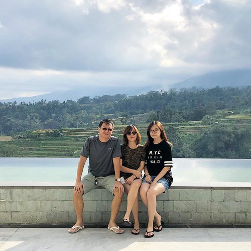 A little family holiday sebelum ujian akhir semester dan magang ☀️At Saranam Resort & Spa, Baturiti, Bali. What a view ⛰....#jessicaalicias #jessicaaliciasholiday #clozetteid #photooftheday #familyholiday #bali #baturiti #sweetescape