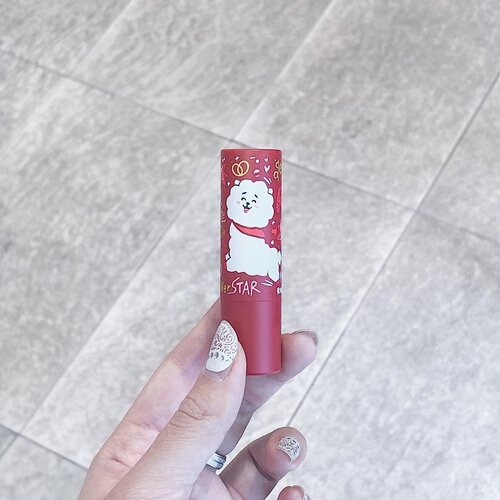 Not only this is the cutest lip balm ever, but also one of my lifesavers during winter 👌🏻❄️.Waktu aku di Korea, aku lupa banget buat bawa tinted lip balm 😫 aku cuma bawa lip tint sama lipstick gitu, which is a bad idea during winter! Akhirnya waktu aku mampir Olive Young aku beli ini nih, @bt21_official x @oliveyoung_official Tint Lip Balm 😍 buat yang #ARMY pasti tau deh. Aku akhirnya pakai ini tiap hari dan bibirku sama sekali nggak pecah-pecah 👌🏻.Ini cuma bisa beli set isi 4 (isinya ada #RJ, #Shooky, #Koya, #Cooky) dan aku paling suka yang RJ karena warnanya cocok kayak ruby red gitu. Oh and RJ is my fave BT21 character too! 🥰.....#jessicaalicias #jessicaaliciasfaves #clozetteid #bt21xoliveyoung #bt21 #oliveyoung