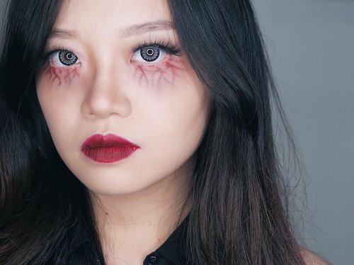 Am I late to the Halloween Party? 🎃
.
Simple vampire makeup for @sbybeautyblogger halloween party last weekend 🖤
It was actually inspired by a vampire, but it’s more like a college student that didn’t get enough sleep.
.
Lip color is @zoyacosmetics Lip Paint in Baked Apple mixed with black eyeshadow 🍎
Gray contact lenses from @kawaigankyu ✨
.
.
.
.
#jessicaalicias #jessicaaliciasmakeup #clozetteid #sbybeautyblogger #halloweenmakeup #indobeautygram @indobeautygram #IVGBeauty #beautybloggerid #ggrep #stylehaul #makeupjunkie #makeupindo #인생템 #하울 #꿀팁 #파데 #화떡
