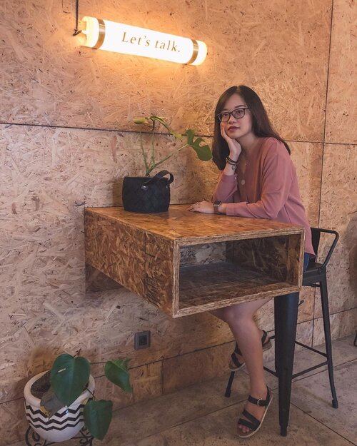 Another one from last sunday at @dearlucybali ✨ this cafe is so instaworthy it deserves another post!.Tiba-tiba udah akhir tahun aja ya, nggak kerasa. Entah kenapa aku merasa aku belum mencapai banyak hal tahun ini 😂 memang sih udah lulus kuliah, bikin usaha sendiri @sonnecreatives, tapi rasanya masih belum puas dengan apa yang kukerjakan tahun ini. Anyway, aku bakal lebih berusaha lagi di 2 bulan terakhir 2019 ini ✨.Kalau kalian gimana? Apa resolusi 2019 kalian udah tercapai?....#jessicaalicias #SlowLiving #BeautyBlogger #NewCEO #Entrepreneur #clozetteid