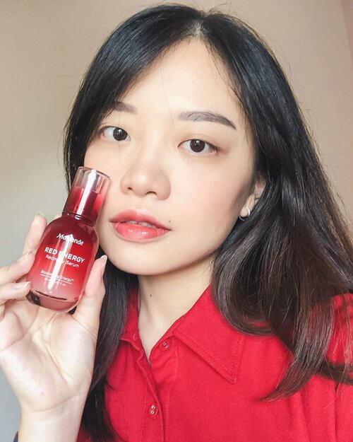 Sebagai #kbeautylover, pastinya udah tau brand #Mamonde kan? 🌺 Aku baru nyoba salah satu produk skincare andalannya @mamondeindonesia yaitu Red Energy Recovery Serum. Intinya sih serum ini untuk meningkatkan energi kulit dan membuat kulit lebih halus, lebih cerah, serta memiliki khasiat anti-aging, kayak all-in-one!
.
Aku udah pakai lebih dari seminggu dan terasa kulitku lebih halus dan lembab ✨ Mamaku juga pakai serum ini lho, dan mamaku juga suka 😂 klaimnya sih kalau dipakai selama 14 hari, kulit akan terasa lebih kencang dan cerah. Aku sudah post full review dan hasilnya di blogku, JessicaAlicia.com ❤️
.
.
.
.
@clozetteid #MamondeIndonesia #RedEnergyRecoverySerum #jessicaalicias #JessiReviews #clozetteid #MamondeXClozetteIdReview #mamondeindonesia #redenergyrecoveryserum #beautybloggerindonesia #indonesianbeautyblogger #beautybloggerid #indobeautygram #IVGBeauty #sbybeautyblogger #balibeautyblogger #bloggerceria #kbbvfeatured #kbbvmember #kbbvid