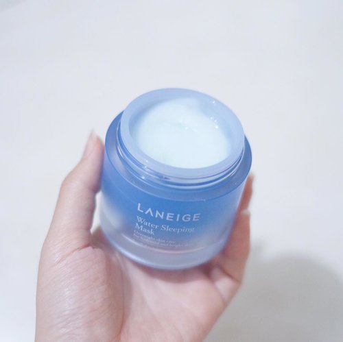 [#JessicaAliciasFaves] A classic cult-favorite and my favorite as well, @laneigeid Water Sleeping Pack 💙It locks up moisture throughout the night, doesn’t leave a sticky feeling, and the scent is really nice 💕If I *accidentally* skipped my PM skincare, the next morning my skin feels tight and dry. So if I’m really really tired that day and I don’t have the energy to apply like 5 products, I just slap this sleeping mask on, and my face won’t feel dry or tight when I wake up in the morning ☺️.#jessicaalicias #clozetteid #laneige