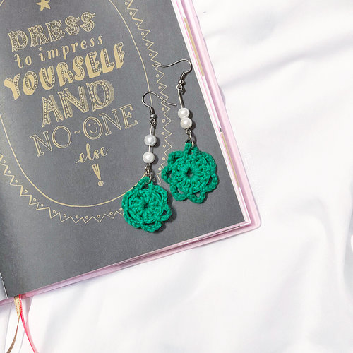 Dress to impress yourself and no one else. Keep that in mind, ladies 💁🏻
Cute earrings from @rieras_outfit 💕
.
.
.
#jessicaalicias #jessicaaliciasfaves #clozetteid #ggrep #earringsoftheday #bbbxrierasoutfit #balibeautyblogger #stylehaul