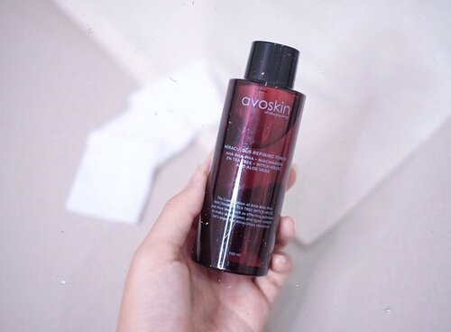 Udah lama juga ya aku nggak ngeshare skincare yang lagi aku pakai sekarang~ Ini salah satu yang lagi aku coba, yaitu @avoskinbeauty Miraculous Refining Toner ✨.Toner ini mengandung 5% AHA, 1% BHA, 2% PHA, Niacinamide, 2% Tea Tree, Witch Hazel, Raspberry, dan Aloe Vera, jadi sifatnya lebih ke exfoliating (bukan toner sehari-hari). Karena itu fungsinya buat memperbaiki tekstur kulit kayak mengangkat sel kulit mati, komedo, mencerahkan kulit, dan sebagainya. Pokoknya bukan toner biasa deh!.Aku baru coba produk ini 1-2 mingguan, sejauh ini mixed feelings sih 🤣 nanti aku bakal tulis review lengkapnya di blogku sekitar 2 minggu lagi ya, waktu sudah sebulanan pakai. Stay tune! 😘.Oh iya, di Tokopedia Official Store Avoskin lagi ada promo menarik lho, buat yang pingin nyoba produk mereka monggo dicek 💚..@sbybeautyblogger #sbbxavoskin #avoskin #avoskinmiraculousrefiningtoner #jessicaalicias #JessiReviews #clozetteid #sbybeautyblogger