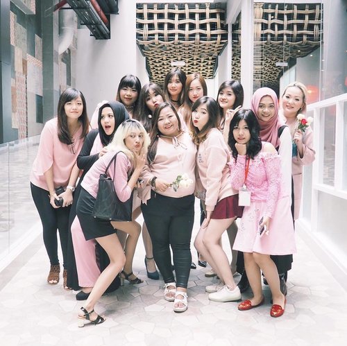 Surabaya Beauty Blogger squad 💃🏻 if you mess with one of us, you mess with all of us 👊🏻 #latepost
.
.
.
.
#squad #pink #jessicaalicias #clozetteid #sbybeautyblogger #beautyblogger #beautybloggerid