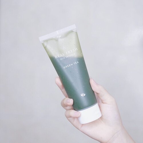 A skincare product that I’ve been digging lately, @altheakorea Real Fresh Skin Detoxer #GreenTea 🌿.Ini produk yang unik banget, karena ini bisa dibilang pembersih, bisa juga dibilang masker wajah 😉 jadi pakainya di wajah yang kering, dibiarkan 10 detik, terus dipijat sampai berbusa dan bilas deh! #RealFreshSkinDetoxer ada kandungan daun teh hijau aslinya, jadi membersihkan kulit kita dalam 10 detik sekaligus menutrisi kulit juga..Aku tulis secara detail tentang produk ini di blogku ya 💕 klik link di bioku atau langsung ketik www.JessicaAlicia.com ☺️.....#jessicaalicias #jessicaaliciasreview #jessicaaliciasfaves #AltheaKorea #AltheaAngels #AltheaIndonesia #clozetteid