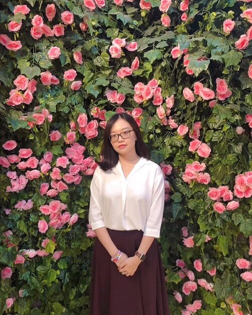 Formally posing in front of an aesthetic flowery background at @haluuworld 👀
.
Btw udah nonton video baru di channel youtubeku belum? Tentang cabut gigi wkwkw video terpanjang yg pernah kubikin 😂 Linknya ada di bio kyk biasa ya, atau bisa search channelku di youtube “Jessica Alicia”.
.
The song is Breathe Slow by Rook1e. Found it on inshot and I love it ✨
.
.
.
.
#OOTDJessi #surabaluu #haluubanget #haluuworld #clozetteid #beautybloggerid