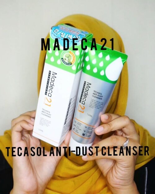 #FirstImpressionbyTami.Lagi cobain @madeca21_kr Tecasol Anti-Dust Cleanser yang menggunakan 25% ekstrak dari Centella asiatica yang salah satu fungsinya bisa meng'kalem'kan kulit yang kemerahan (iritasi), memiliki pH 5.5, dan tidak mengandung paraben. Klaimnya bisa membersihkan polusi, debu, dan residu makeup bahkan sunscreen yang ada di wajah.Busanya cukup banyak. Harus benar-benar bersih pas ngebilas. Setelahnya, wajah ga berasa kering tapi juga ga terlalu lembab. Jadi aku lanjut ke hydrating toner biar wajah tetap lembab..Kalian yang tertarik untuk coba bisa langsung ke 👉 ((hicharis.net/tamioktari/grX)) 👈 dan bisa dapat diskon juga lho🥰.Btw mon maap ya, nih ya 🤣🙏 Emang ribet sendiri kalau mau cuci muka aja pake divideoin apalagi pakai jilbab. Jadi maklumin aja kalau berantakan ya🙈.#charis #charisceleb #madeca21 #tecasolantidustcleanser #ClozetteID