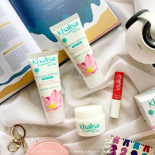 Skincare lokal @khalisaindonesia ini memiliki banyak produk diantara face wash, night cream dan lip care. Produk yang mengandung double whitening active (waterlily flower extract & alpha arbutin) ini udah memiliki sertifikat halal dari MUI. Selain itu juga, skincare ini paraben-free ya.• Khalisa Essential Lightening Facial WashBusanya ga begitu banyak. Ga begitu bikin kulit berasa kering dan ketarik tapi tetap butuh produk lain yang dapat menghidrasi wajah, seperti toner/moisturizer.• Khalisa Essential Lightening Night CreamTekstur gel ringan yang cukup cepat meresap. Sesuai namanya, produk ini dipakai di malam hari. Khusus untuk day creamnya udah mengandung SPF 25.• Khalisa Lip Care - Red Cherry Peppermint (New Packaging)Produk yang dapat digunakan untuk melembabkan bibir. Bisa digunakan untuk kalian yang punya bibir kering dan suka pakai lipmatte. Memiliki SPF 25 dan Vitamin E. Lipbalm ini ada warnanya dan memiliki aroma ‘manis’. Walaupun penampakan warna balmnya sangat bold tapi warna yang dihasilkan sangat sheer dan natural.Ketiga produk ini bisa kalian coba untuk membantu merawat kulit dengan baik dan bisa dipakai setiap hari untuk mendapatkan hasil yang optimal.@hijabersbeautybvlogger #Khalisa #KhalisaSkincare #KhalisaLipcare #HalalNatural #BeautyinPurity #HijabersBeautyBVlogger #HBBVxKhalisa2 #ReviewBarengHBBV #ClozetteID