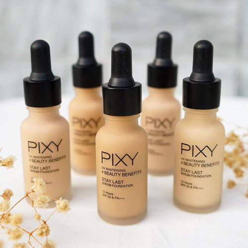 Pakai foundie untuk sehari-hari? Kenapa ga? Bisa nih cobain foundation dari @pixycosmetics Stay Last Serum Foundation dengan 5 pilihan shade yaitu• 01 Rosy Ivory: Light with pink undertone• 02 Yellow Beige: Medium yellowish• 03 Natural Beige: Neutral Beige undertone• 04 Golden Tan: Deep yellowish skin tone• 05 Rich Tan: Deep cool skin tone.Aku pakai shade 03 Natural Beige mix 04 Golden Tan karena kalau dipakai tunggal, ga ada yang pas di kulitku. Shade 02 dan 03 terlalu terang, tapi 04 terlalu kuning jadilah aku mix kedua shade diatas.Hasil foundienya cakep di wajah aku tapi nih ya, ada semacam love-hate relationship dengan foundie ini😂 Apaan tuuuu?.Untuk review lengkapnya langsung main ke blog aja ya👩🏻‍💻 Link di bio~.#pixystaylastserumfoundation #foundationmurah #ClozetteID