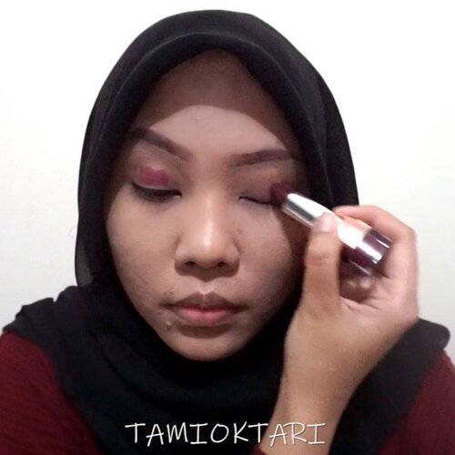 🗣 VIDEO DARI 3 BULAN LALU MAU LEWAT DULU!!.#MiniTutsbyTami kali ini adalah Gothic Makeup Look pas collab bareng @pkubeautyblogger ~♡ .Products i used👇🐣 @pac_mt All Day Coverage C 03🐣 @riveracosmetics Eyebrow Matic Brown🐣 @beautycreations.cosmetics Palette Elsa🐣 @mineralbotanica Eyeliner Pen🐣 @ltpro_official Longlasting Eyeliner🐣 @meisabulumata Betrice🐣 @amaliahalalbeauty Satin Lipstick 02 Saffron Purple.#GothicMakeup #Beautiesquad #BeautygoersID #kbbvfeatured #BeautyRangerID #beautybloggerindonesia #pkubeautyblogger #bloggerceria #JBBFeatured #beautysecretsquad #indonesiabeautyblogger #HijabersBeautyBVlogger #bloggirlsid #setterspace #bloggerperempuan #bloggermafia #clozetteid