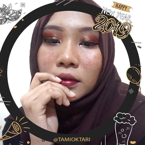 #MakeupLookbyTami.New Year Makeup Collab with @beautygoers 🏙.Jujur sik ya, kalau taun baruan mah, lebih milih selonjoran di rumah sambil ngemil trus setel k-drama atau Running Man sih. Udah surga banget rasanya tuh daripada kelayapan keluar rumah😂.Eh boleh tuh di swipe dulu kalau mau liat makeup look dari beauty enthusiast lainnya~♡.#BeautygoersID #BeautygoersCollab #BeautygoersCollabDecember #NewYearMakeupCollab #NewYearMakeup #clozetteid