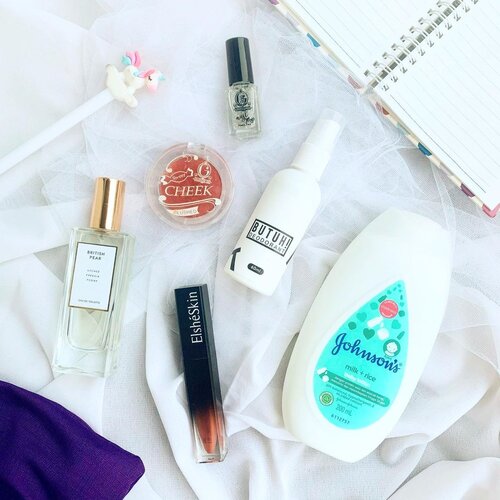 Best Random Things 2020 !
.
Udah hari ke 4 di 2021, baru terniat bikin produk terbaik 2020 versi aku. Kali ini versi random aja ya tapi masih berkaitan dengan beauty 👻 
.
• @minisoindo British Pear yang katanya dupe ‘Jo Malone’. Udah repurchase untuk yang kesekian kalinya
.
• @madame.gie Sweet Blushed Cheek
• Madame Gie Nail Moji No.25 : Kuteks bening dan ada glitternya. Cantik banget🥺💕 Cuma ya aromanya aja mayan nyengat pas awal pemakaian ya
.
• @johnsonsbaby_id Milk + Rice Body Lotion yang wanginya enaaaak banget! Iya sadar umur kok 🤣 Udah 28 taun masi pakai produk bayi. Tapi gimana dong, wanginya enak🙈
.
• Butuh Deodorant : Yass.. itu namanya ya. Karena keracunan tiktok akhirnya beli dan untungnya cocok. Ukuran 60ml, lama pemakaian kira2 kurleb 2 bulan. Udah repurchase kesekian kalinya juga

#bestskincare #bestmakeup #nailpolish #ClozetteID