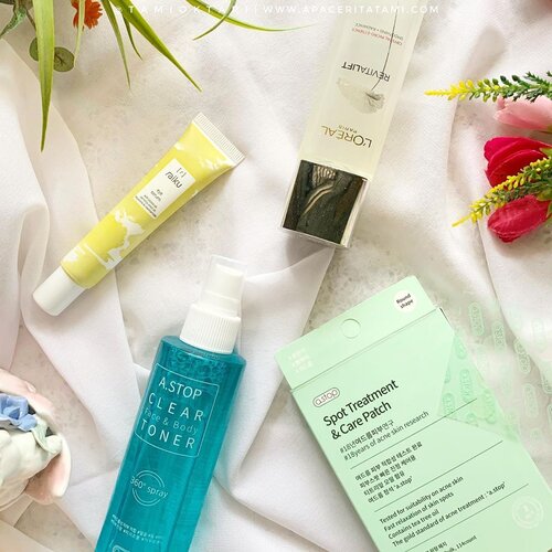 Edisi skincare malam kalau udah ngantuk🤣 Ngerasa bersalah kalau mau tidur tapi ga skincareran. Kadang cuma pake toner atau essence, abis itu lgsg tidur🙈.@a.stop2man Clear Face & Body Toner@getthelookid L’Oreal Revitalift Essence@raikubeauty Eye SerumA.Stop Spot Treatment Patch.List diatas belum termasuk cleanser dan masker ya👍 Skincare rutin (versi lengkap) ku juga ada yang update dari sebelumnya, ntar aku share deh kalau ga mager😝.Oya kondisi wajahku sekarang alhamdulillah benar2 mendingan banget. Dulu aku pernah jerawatan parah pas 2017 bahkan sampai pertengahan 2019 kemaren. Aku udah lama ngedraft di blog sih untuk bikin acne journey ini tapi belum aku up juga🙈.#skincareroutine #nightskincare #acnetreatment #fungalacne #fungalacnesafe #ClozetteID