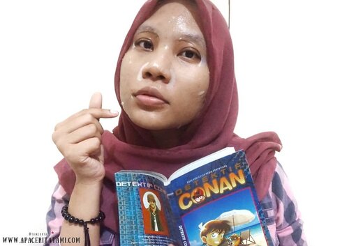 Quality time versi kalian ngapain nih? Kalau aku sih salah satunya ya enaknya maskeran sambil baca komik. Sambil leyeh-leyeh sih lebih manteb~♡ Nah disini aku pakai maskernya @sk7_beautycare Thin Cotton Mask yang benar2 tipis banget lapisan masknya, wanginya juga enak. Ukurannya pun cukup pas untuk wajahku yang bulet ini 😋✌.Review lengkapnya udah di blog nih 👉 ((bit.ly/SK7Mask)) atau bisa langsung klik link yang ada di bio ya. Yuk mampir😍.#BeautygoersID @beautygoers #BeautygoersxSK7 #beautygoersxmakeupuccino @makeupuccino #SK7beautycare #clozetteid