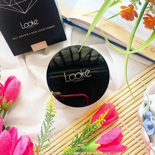 Jarang ya aku bahas tentang bedak tabur? Oke, baik! Kali ini aku bahas bedak tabur ya😆.Nah karena kulitku berminyak dan berjerawat, aku lebih suka pakai bedak tabur dan sekarang lagi cobain @lookecosmetics Holy Smooth & Blur Loose Powder berukuran 20g yang memiliki 2 shade: Freya dan Terra. Aku pakai ‘Terra’ karena pas untuk kulit mediumku.Kemasan nuansa hitam, khas dari Looke. Udah ada puff dan kaca. Mau aplikasikan bedak pakai puff bawaan ataupun brush pun sama enaknya. Hasilnya smooth di wajah. Tapi pastikan ga ada dry patches ya. Pastikan wajah udah terhidrasi supaya ga keliatan spot keringnya.🛒 Where to buy?Official Store Looke Cosmetics (Shopee)💰 Price?Rp. 160.000.Review lengkap udah aku up di blog ya👩🏻‍💻.#LookeCosmetics #ClozetteID