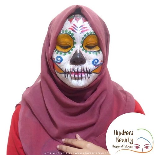 🗣 Just for Fun!!.#MakeupLookbyTami .Sugar Skull Makeup Collab w/ @hijabersbeautybvlogger 💀.Perdana pakein face painting keseluruh wajah😋✌biasanya cuma setengah2 doang, belum berani keseluruh wajah. Tapi kali ini ku nekat, pengen coba sesuatu hal yang baru nih💀👌 Skill masi amatir, maklumin saja 😁.Produk yang aku pakai untuk buat makeup look ini cuma pakai body/face painting dari @viva.cosmetics 👩‍🎨 Oya sebelumnya aku pake foundie dulu, jadi bukan bare face yang langsung ku coret2 face paintingnya😁.#HijabersBeautyBVlogger #SugarSkullMakeupHBBV #HBBVCollab #hbbvmakeupcollaboration #clozetteid