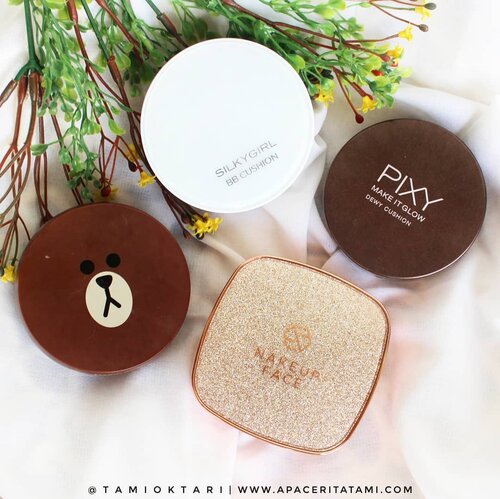 #MiniReviewbyTami.Sekarang makin banyak brand yang ngeluarin cushion, mulai dari yang mempunyai hasil akhir yang matte bahkan glowing. Cushion ini andalan kalau pengen makeup cepet atau untuk dibawa kemana-mana. Berasa ribetnya emang kalau harus bawa foundie dan brush kemana-mana. Memang cushion sih paling praktis karena udah ada sponge dan kaca sekaligus..💁‍♀️ @missha.official Magic Cushion '23 Natural Beige': Cushion pertamaku! Btw ini cuma tinggal casenya doang ya. Isinya udah ga ada 😁 Case cushionnya gemes soalnya karena edisi collab ama Line Friends.💁‍♀️ @nakeupface One Night Cushion '02 Beige Nude': Packaging 💯!! Untuk coveragenya juara sih ini. Cuma ini hasilnya dewy yang basah gitu. Harus di set pakai bedak tabur lg. Dan tentu aja cushion korea ini terlalu sedikit pilihan shadenya. Shade inipun terlalu terang di aku.💁‍♀️ @silkygirl_id Magic BB Cushion '02 Natural Medium': Packaging zuper simple, polos bener. Hasilnya matte. Light to medium coverage.💁‍♀️ @pixycosmetics Make It Glow Dewy Cushion '301 Medium Beige': Hasilnya dewy tapi hasilnya ga sebecek Nakeup Face. Pilihan shade mayan banyak apalagi skrg udah keluar 2 shade terbaru. Medium to full coverage.3 dari 4 cushion di atas udah pernah aku review di blog jadi bisa langsung cek blog aku aja. Oya aku masih belum coba satupun cushion lokal. Kasi saran dong yang cocok untuk kulit oily. Btw brand Pixy dan Silkygirl itu bukan brand lokal ya~.#reviewcushion #cushionpixy #cushionsilkygirl #cushionmissha #cushionnakeupface #ClozetteID