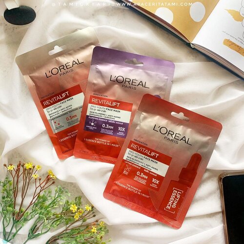 Sheet mask dari @getthelookid L’Oreal Paris Revitalift Pro-Youth Face Mask dengan 3 varian yaitu• Lifting Essence (witch hazel)• Brightening Essence (volcanic spring water)• Plumping Essence (hyaluronic acid) .Tipe lembaran maskernya yang super tipis jadinya nyaman banget di kulit dan enggak berasa engap. Ukuran maskernya pun pas banget di wajahku yang bulat ini. Lubang bagian mata dan mulutnya pas-pasan banget jadi harus diatur dengan benar maskernya supaya posisinya pas.Essencenya cukup banyak jadi lebihnya bisa dipakai di area leher dan tangan. Masih mengandung fragrance tapi wanginya hanya 'selayang' dan enggak menyengat sama sekali.Pemakaiannya cukup 10-15 menit. Setelah maskernya dilepas, wajah ga perlu dibilas. Biarkan essence sampai menyerap. Di kulitku yang berminyak, eessencenya cukup lama menyerap bahkan udah aku biarin selama berjam-jam yang akhirnya wajah jadi berasa greasy😅 Jadi menurutku masker L'oreal ini lebih pas untuk yang kulitnya kering.Masker ini udah tersedia juga di e-commerce seperti Tokopedia, Shopee dan Lazada ya.#InstantRadiantSkin #sheetmask #ClozetteID