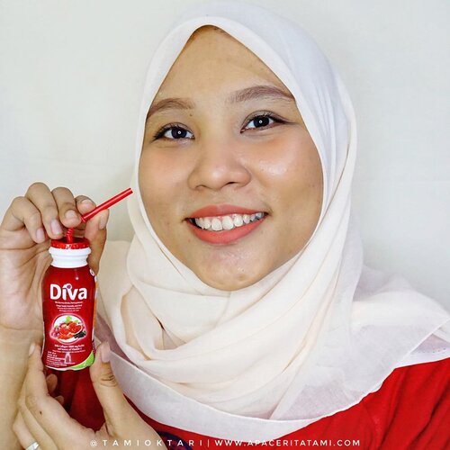 Minuman kecantikan dari Kalbe, @divabeautyid yang mengandung kolagen dan sumber vitamin E yang berguna untuk kesehatan kulit. Tidak mengandung pengawet, udah ada logo halal dan No.BPOM nya. Nah sebenarnya tubuh itu dapat memproduksi kolagen sendiri tapi seiring bertambahnya usia dan faktor lainnya, kemampuan produksinya jadi menurun. Salah satu cara meningkatkan produksi kolagen adalah dengan mengonsumsi kolagen itu sendiri. Dosis dari Diva Beauty Drink ini adalah 1000mg/botol.Bisa diminum 2 botol perhari tapi tidak disarankan untuk anak-anak. Memiliki rasa berry yang sedikit asam (tapi ga seasam yoghurt) dan diminum dingin lebih enak😍.Kalian bisa gunakan kode voucher ‘DivaxTami01’ yang bisa digunakan setiap pembelian Rp. 150.000 dan akan mendapatkan diskon sebesar 30%. Hanya berlaku untuk pembelian secara online di Kalbe Store ya💕.@clozetteid #GlowLikeDiva #DivaBeautyDrink #DivaBeautyxClozetteIdReview #ClozetteID #ClozetteIdReview