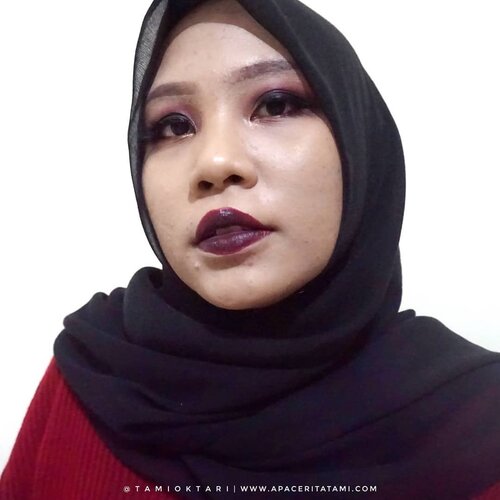 #MakeupLookbyTami .Gothic Makeup Collab with @pkubeautyblogger 👀🖤 Berasa galak banget ni wajah di makeupin serba item gini wkwk 🤣✌ Tutorialnya nyusul ya jikalau aku ga mager utk edit😆 Ini produknya juga simple, ga ribet. Jangan tanya ke aku ya makeup gini mau di pake kemana 🤭🤣.Langsung di geser aja slidenya yuk untuk liat hasil makeup gothic dari teman-teman yang lain👭.#pkubeautyblogger #GothicMakeupLook #pkubbcollab #clozetteid