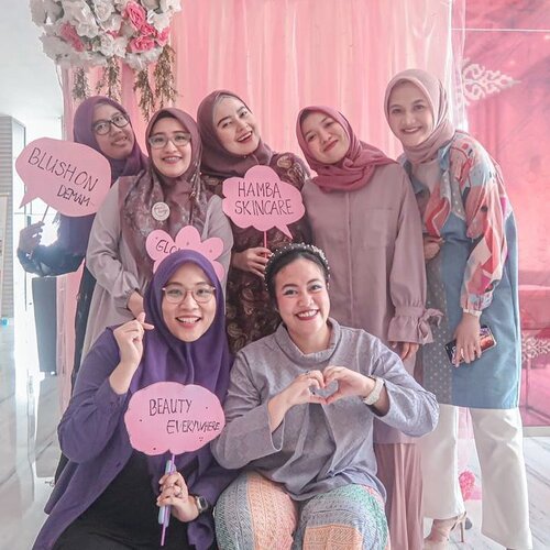 Meet & Greet @pkubeautyblogger sambil ngobrol mengenai Self Love bareng @inasrusli 🥰.Terimakasih banyak untuk para sponsor yang udah mensupport acara kemarin💕@organiclombok@grab_pekanbaru@eminacosmeticspku@naira.herb@sillybanana_id@fie.sl (Boruku.com)@shineclinic_pku@aleenahozbeauty.pekanbaru@greensmoothiefactory@dapursicantiq@azwaperfume@rattan_handmade@tuahristi.decoration@foxhotel.pekanbaru.#pkubeautyblogger #pkuevent #ClozetteID