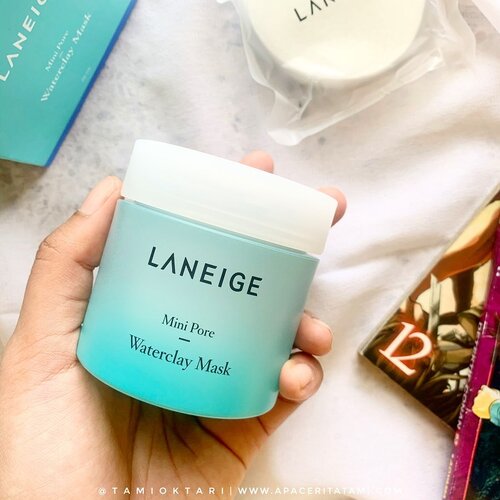 Sebenarnya dulu aku ga begitu suka pakai clay mask karena rata-rata teksturnya padat kaya tanah liat bikin susah mengaplikasikan produk ke wajah. Tapi beda dengan @laneigeid Mini Pore Waterclay Mask ini karena lebih enak dipakai dibandingkan clay mask yang pernah aku coba sebelumnya🙈.Kemasan jar kaca berukuran 70ml (full size). Teksturnya agak cair, mirip gel malah dan berasa lumer aja pas dipakaikan ke wajah. Gampang dibaurkan, ga seret. Pakainya cukup 7-10 menit aja. Sedikit ada cooling sensation tapi ga sestrong charcoal masknya Lacoco. Bilasnya gampang dan bisa dibantu dengan sponge bawaan, jadi bisa ngebantu untuk eksfoliasi.Setelah dibilas, wajah berasa fresh tapi disisi lain berasa agak kering. Ya ini karena karakter si clay mask ini menyerap minyak. Jadi setelah maskeran, aku pakai hydrating toner supaya wajah lebih lembab. Untuk efek ke pori-pori, ga begitu keliatan di aku karena masi begitu2 aja 😅.Pakainya cukup 1-2x seminggu. Bisa digunakan dikeseluruhan wajah atau di area tertentu (spot treatment).Beli dimana? Bisa cek di @altheakorea arau di ecommerce lain udah banyak tersedia kok😊.#AltheaKorea #ClozetteID