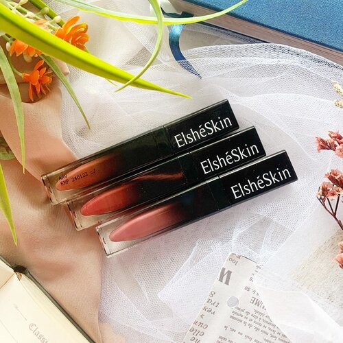 Seri lainnya dari @elshe.beauty by @elsheskin yaitu Intense Gloss Matte yang punya 3 shades yaitu:• Cinnamon Candy• I Rose You• Sugarberry.Dalam segi kemasan, ga begitu berbeda jauh dengan seri lainnya. Bedanya, seri ini serba glossy. Packagingnya elegan dengan nuansa hitam dan gradasi di bagian bawah kemasan. Aplikator yang digunakan adalah reservoir tip (berbentuk seperti tetesan air, ada lubang dibagian tengahnya).Hasilnya glossy, jadi jelas ga transferproof ya bun. Soal pigmentasi ga usah diragukan lagi, ngecover banget warna bibir yang gelap.Kalau ditanya shade favorit, susah bund😆 Cantik semua dan pas di kulit aku. Untuk swatchesnya langsung cek slide 3 & 4. Ada perbedaan untuk hasil swatchesnya karena hand swatches menggunakan lighting alami (cahaya matahari) dan lip swatches menggunakan lighting tambahan.Jangan lupa gunakan kode voucher SQUADTAMI untuk dapatkan diskon 10% via web dan WA.#BeautybyElsheskin #MyBeautyMyRules #Elsheskin #ElsheSquad #ClozetteID