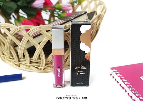 #MiniReviewbyTami.Lipcream halal dari @amaliahalalbeauty dan disini aku punya shade Morocco Purple 03. Wanginya enak, nyaman dan ringan di bibir. Tapi ya warnanya ga begitu nutup sih menurutku.Review lengkapnya udah up ya di blog 👉 ((bit.ly/AmaliaMLC)) atau bisa langsung klik link yang ada di bio~♡.#Beautiesquad #BeautygoersID #kbbvfeatured #beautybloggerindonesia #pkubeautyblogger #bloggerceria #JBBFeatured #beautysecretsquad #indonesiabeautyblogger #HijabersBeautyBVlogger #bloggirlsid #setterspace #bloggerperempuan #bloggermafia #clozetteid