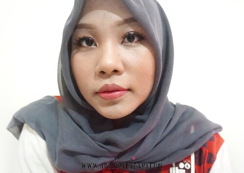 #MakeupLookbyTami .Salah satu makeup look favorit aku untuk tahun ini😇👌 Walaupun aku suka dengan looknya dan masih tergolong natural *menurut aku*, aku ga pernah makeupan begini kalau keseharian 😋✌ Untuk makeup daily, bisa scroll aja ke bawah. Udah pernah di share kok~♡.[FACE]@revlonid Colorstay Foundation for Combination/Oily 220 Natural Beige@focallurebeauty Fluid Foundation 04 Natural@latulipecosmetiques_ Latulipe Contour Kit - Medium@marckscosmeticind Bedak Tabur shade Rose@ltpro_official Shade & Tint Kit 02@wardahbeauty Blush On seri A.[EYES]@viva.cosmetics Pensil Alis Coklat@beautycreations.cosmetics Palette Elsa@mineralbotanica Precision Eyeliner Pen@meisabulumata tipe Betrice .[LIPS]@maybelline The Powder Mattes shade Touch of Nudes@eminacosmetics Crematte shade Flamingo@justmiss_id Lipgloss Sandstone.#Beautiesquad #BeautygoersID #kbbvfeatured #beautybloggerindonesia #pkubeautyblogger #bloggerceria #beautysecretsquad #indonesiabeautyblogger #HijabersBeautyBVlogger #bloggirlsid #setterspace #bloggerperempuan #bloggermafia #clozetteid