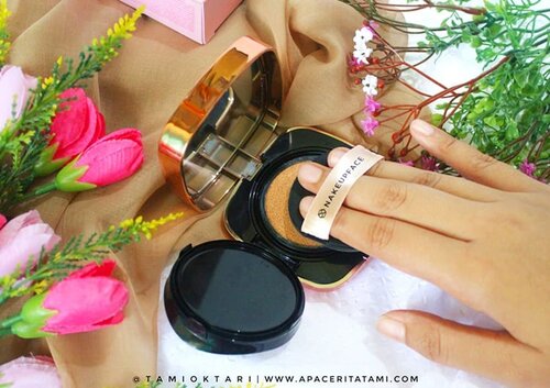 #MiniReviewbyTami .Sebenarnya kurang srek ama hasilnya yg super dewy dan basah. Wajib di set lagi dengan bedak tabur supaya lebih tenang hati ini pakenya😋 Jadi ini tuh @nakeupface One Night Cushion shade 02 Beige Nude yg merupakan shade tergelapnya dan masih terang banget di kulit aku..Di luar hal itu, packagingnya cantik banget gelak! Wkwk 🤭  coveragenya bagus banget yang 1-2 layer udah cukup ya untuk menutupi dosa di wajah. Mengandung bahan Centella asiatica juga yg sungguh hits itu. Ada sih klaim magicnya yang bilang kalau cushion ini aman dibawa tidur tanpa dibersihkan dulu karena mengandung bahan2 EWG Certified Green Level. Cuma ya mon maap, ga berani ngetest😂✌.Full review? Yuk lah langsung ke blog ya 👉 ((bit.ly/NakeupFaceONC)) 👈 atau bisa langsung klik link di bio~♡.#charis #hicharis #charisceleb #nakeupfacecushion #nakeupfaceonenightcushion #clozetteid