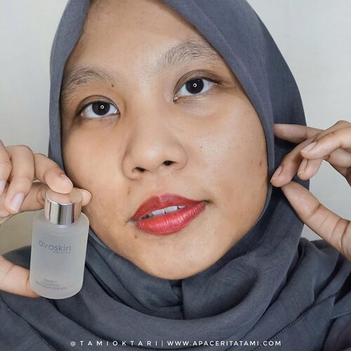 #2WeeksChallenge menggunakan produk @avoskinbeauty Perfect Hydrating Treatment Essence. Ini udah botol keduaku. Produk PHTE ini punya 2 ukuran: 30 ml dan 100 ml. Untuk ukuran 30 ml ini cukup travel friendly karena ga begitu berat dan mini. Ngeluarin produknya agak susah, harus diguncang berkali-kali.Essencenya lumayan cair. Cepat meresap dan ga begitu lengket. Efek melembabkannya cukup untuk kulit berminyak kayak aku. Beberapa minggu lalu, aku sempat bruntusan karena suatu produk dan sekarang bruntusan perlahan hilang. Tapi untuk efek memcerahlan belum begitu keliatan. Foto before-after nya bisa cek di slide terakhir ya.Masi mengandung fragrance.Review lengkap udah aku up di blog ya💁🏻‍♀️.@beautyranger.id #BRxAvoskin #AvoskinBeauty #BRProject #ClozetteID