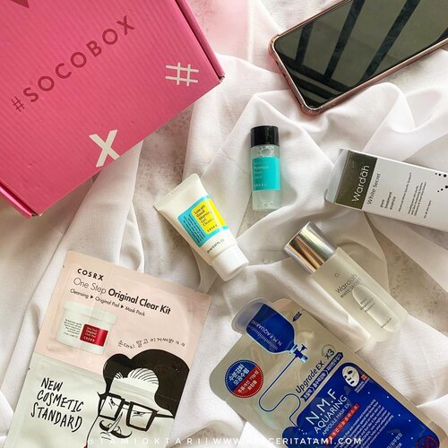 Udah cek feed aku sebelumnya tentang Socobox Best of 2019 dari @sociolla yang aku terima akhir taun lalu? Kali ini aku nerima lagi beberapa produk yang cukup hits di 2019 kemarin. Ada produk favorit kalian gak? 🎉.✨ @cosrx_indonesia One Step Original Clear Kit✨ Cosrx Low pH Morning Gel Cleanser✨ Cosrx Two In One Poreless Power Liquid✨ @mediheal_idn N.M.F Aquaring Ampoule Mask EX✨ @wardahbeauty White Secret Pure Treatment Essence.Kalian bisa dapatkan produk-produk ini dan masih banyak pilihan produk beauty lainnya di @sociolla. Jangan lupa gunakan kode voucher SBNLA9SL untuk dapatkan diskon 50ribu setiap pembelian min.250ribu👛.*Kode voucher hanya bisa digunakan untuk harga normal.#Socobox #SocoID #socoboxbestof2019 #SociollaBloggerNetwork #ClozetteID