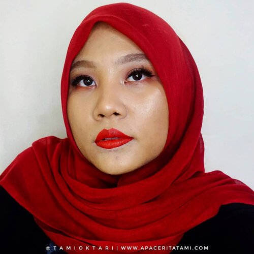 #MakeupLookbyTami kali ini ikutan collabnya @kbbvindo yaitu Red Lips Makeup💄.Lipstick merah? Ini bukan warna yang biasa aku pakai untuk daily bahkan ke acara gitu sih. Aku lebih senang warna sejenis MLBB🙈 Warna bold kayak gini cuma aku pakai untuk ombre, bukan full lips. Kalau dipakai full lips gini, langsung berubah aura wajah rasanya ya HAHA 🙈 Disini aku pakai @beautitarian Velour Lip shade Reddy To Go💋.#kbbvmakeupcollab #kbbvmember #redlips #redlipsmakeup #ClozetteID