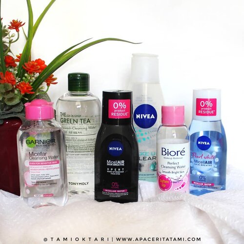 #MiniReviewbyTami.Salah satu jenis cleanser yang wajib ada di rumah yaitu micellar water. Andalan dan favorit ! Makeup ataupun ga makeupan, wajib bersihin wajah pakai produk ini. Soalnya ingredients dari micellar water itu rata2 pada cocok di kulit aku. Rata-rata ya.. tetap ada yg ga cocok sih. Karena kalau ngomongin cleansing balm ataupun cleansing oil hampir 90% aku ga cocok ama ingredientsnya, makanya aku jarang bahas jenis cleanser itu. Btw sekarang aku berusaha fokus ke produk yang fungal acne friendly ya 👌.Untuk fungsi sama hasil pemakaiannya sih sama aja sebenarnya. Susah untuk hapus makeup waterproof. Bisa sih.. cuma sakit juga kalau ngegosok mata untuk bersihin mascara pakai ini. Jadi serahkan ke remover yang oil based aja untuk makeup yang anti air. Oh iya, abis step micellar water biasanya aku lanjut ke face wash~.● @id.biore Perfect Cleansing Water● @garnierindonesia Micellar Cleansing Water● @tonymoly_street The Chok Chok Green Tea Cleansing Water● @nivea_id Makeup Clear Micellar Water● Nivea Pearl White MicellAIR Skin Breathe● Nivea MicellAIR Skin Breathe Xpert Makeup RemoverSayangnya ada ingredients yang ngetrigger fungal acne. Pdhl botolnya paling cakep diantara yg lain haha 🤣.Satu lagi favoritku dari @bioderma_indonesia tapi aku belum repurchased lagi soalnya harganya itu lho 🤣✌ Dan dari 6 produk micellar water diatas, yang selalu aku repurchased adalah Nivea Makeup Clear Micellar Water dan Garnier (mau yg varian untuk kulit sensitf ataupun acne prone, keduanya cocok di kulit aku). Gampang dicari juga kan, kalau abis dan ga ada stok di rumah, tinggal ke Indomaret aja 🤗.Untuk produk dari Tony Moly dan Nivea Pearl White itu belum aku coba karena pas di cek ada ingredients yg sepertinya aku ga cocok🤦‍♀️ Akibat langsung comot pas beli tanpa cek ingredients terlebih dahulu~.#tonymolythechokchokgreentea #bioreperfectcleansingwater #garniermicellarwater #niveamicellarwater #micellarwater #cleansingwater #SkincareRoutine #ClozetteID