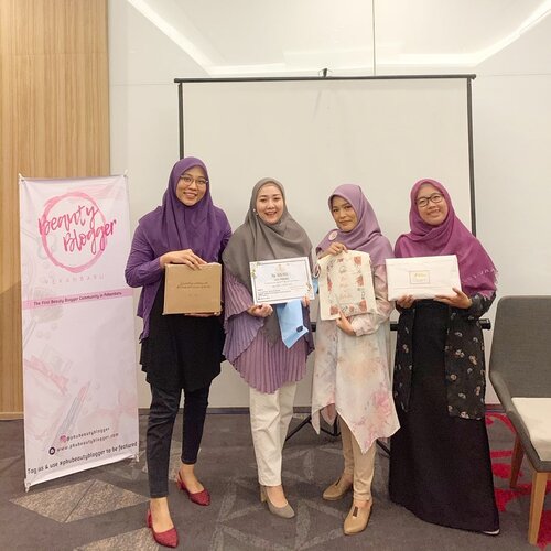 Alhamdulillah waktu acara Meet & Greet Pekanbaru Beauty Blogger kemarin dapet doorprize dari kak @fie.sl dan menjadi salah satu pemenang di giveaway @eminacosmeticspku Korean Peachy Makeup Look🥰 Thank you💕.#pkubeautyblogger #pkuevent #beautybloggerpekanbaru #ClozetteID