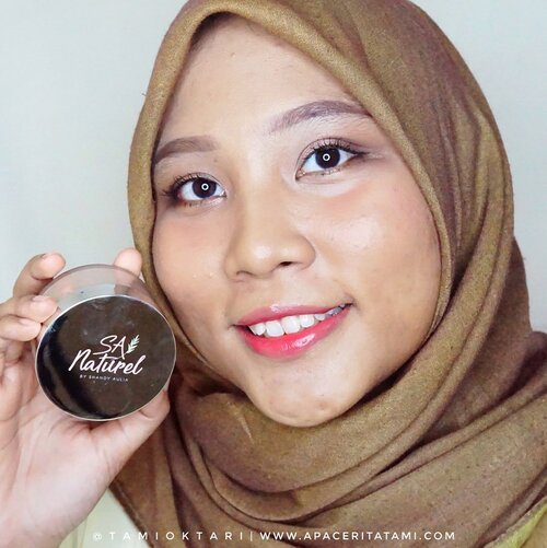 Baru inget punya bedak taburnya @sanaturelofficial ini🙈 Total ada 3 shade: Fair, Camel (alu pakai shade ini) dan Exotic . Awalnya ngira kalau shade Camel ini warnanya bakal kegelapan di kulit aku tapi termyata pas di wajah aku. Geser fotonya untuk liat warna dari shade Camel ini.💰 Rp. 149.000Dan ada info diskonan nih, official storenya yang ada di Shopee lagi ada diskon lho. Untuk shade Camel ini diskon 73% 😎 Nah borong deh🙈.Produk SA Naturel ini udah tersedia di Lunadorii dan Shopee ya🛍.Aku belum bikin review lengkapnya. Cuma waktu launchingnya dulu, aku pernah share postingan unboxing + first impression pemakaian produknya di blog. Bisa cek di popular post nya ya👩‍💻.#sanaturel #sanaturelbyshandyaulia #makeuplokal #makeup #bedaktabur #ClozetteID