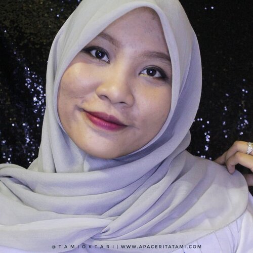 #MakeupLookbyTami.Sungguh jarang pake warna lipstick bold gini. Terlalu betah di warna-warna nude😋 Ini pake @dearmebeauty shade Dear Jenny. Udah pernah aku review sebelumnya ya😁 Bisa cek di 👉 ((bit.ly/DearMeMLC)) 👈.#Beautiesquad #BeautygoersID #beautilosophy #beautybloggerindonesia #indonesiabeautyblogger #indobeautysquad #beautybloggerpekanbaru #pkubeautyblogger #clozetteid #setterspace
