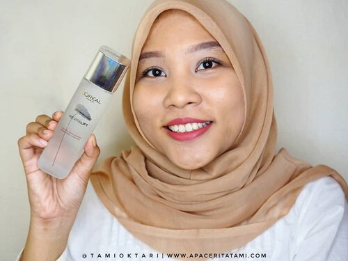 #MiniReviewbyTami.Kenalin pendatang baru di skincare rutinku hampir 1 bulan ini yaitu @getthelookid L'Oreal Crystal Revitalift Micro-Essence. Akhirnya nemu essence lagi yang cocok di kulit yang banyak maunya ini🤣 Ada 2 ukuran yaitu 130 ml (ini yang aku punya) dan 115 ml.Cepat menyerap, enggak lengket dan fungal acne friendly. Sayangnya masih ada fragrance jadi wanginya semerbak🥴 Tapi untuk wanginya ini cuma kerasa pas diawal pemakaian aja kok.Dan setelah pemakaian 1 mingguan, keliatannya kaya ga ada perubahan apapun di wajah aku tapi pas dibandingin before-afternya, lumayan nunjukin hasilnya lho walaupun belum wow banget ya👌 'Mana foto hasil pemakaiannya?' Sile cek blog langsung🙈 dan menurutku essence L'Oreal ini semacam booster juga untuk skincare yang dipakai selanjutnya.Review lengkap udah mendarat di blog ya 👉 ((bit.ly/LorealCRME)) 👈 atau bisa langsung klik link di bio ya~♡.#lorealrevitaliftcrystal #beautynesia #ClozetteID