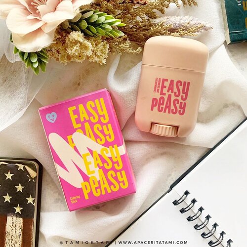 Blush on bentuk stick udah bukan hal biasa lagi di dunia permakeupan. Penggunaannya yang praktis pun menjadi pilihan banyak orang karena bisa diaplikasikan tanpa bantuan tools seperti brush maupun sponge. .Produk dari @easypeasy_cosmetics inipun juga mengeluarkan coloring stick yang multifungsi. Bukan cuma digunakan sebagai blush on, tetapi juga bisa digunakan sebagai eyeshadow bahkan lipstick.Total ada 7 shades yaitu• Morning Apricot• Pink Tiles• Audrey Salmon• Neon Cocktail• Jinzerman Power• Brick Brown• Sweet Red Pepper.Walaupun bentuknya stick, tapi ketika diaplikasikan ke wajah itu ga seret karena teksturnya yang creamy. Gampang di blend. Aku biasa cuma pakai jari aja tapi bisa juga pakai bantuan sponge.Aku punya shade Jinzerman Power. Di kulitku yang medium ini, shade ini lebih pas digunakan layaknya concealer dibandingkan blush on. Tadinya aku kira shade ini bisa digunakan untuk shading hidung karena aku punya produk lainnya dengan tipe warna serupa yang bisa digunakan untuk shading. Tapi ternyata shade ini nyatu ke kulitku, jadinya malah ga keliatan warnanya. Cek before-after pemakaian di slide 3 ya.Produk ini bisa kalian dapatkan di @hicharis_official dan bisa dapatkan harga khusus dengan pembelian di link yang ada dibawah ini 👇🏻.Coloring Stickhttp://hicharis.net/tamioktari/IUm.@charis_celeb #easypeasy #blusher #ColoringStick #charis #chatisceleb #hicharis #ClozetteID