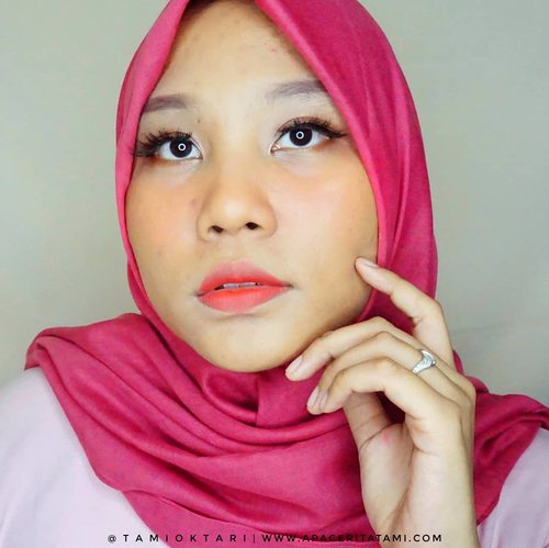 Yaelah, bulu mata turun sebelah 🤣 Btw, ini #MakeupLookbyTami untuk #MakeupKondangan. Aku udah tulis juga di blog mengenai produk yang aku gunakan sekaligus mini reviewnya. Langsung ke 👉 ((bit.ly/KondanganMakeup)) 👈 atau klik langsung link di bio ya~♡.#Beautiesquad #BeautygoersID #kbbvfeatured #RangerRatjun #BeautyRangerID #beautybloggerindonesia #pkubeautyblogger #indobeautysquad #bloggerceria #JBBFeatured #beautysecretsquad #indonesiabeautyblogger #HijabersBeautyBVlogger #bloggirlsid #setterspace #bloggerperempuan #bloggermafia #clozetteid